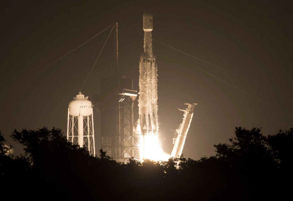 Tên lửa đẩy Falcon Heavy mang theo 24 vệ tinh rời bệ phóng tại Trung tâm Vũ trụ Kennedy thuộc Cơ quan Hàng không Vũ trụ Mỹ (NASA) ở bang Florida ngày 25/6/2019. (Ảnh: AFP/TTXVN)