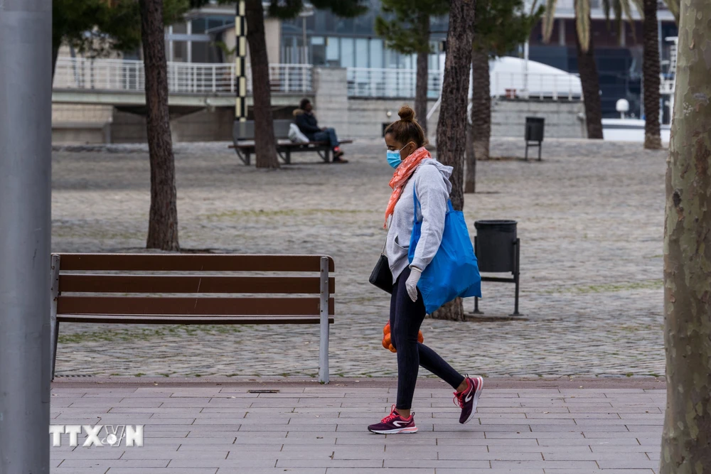 Người dân đeo khẩu trang để phòng tránh lây nhiễm COVID-19 tại Barcelona, Tây Ban Nha, ngày 18/3/2020. (Ảnh: THX/TTXVN)