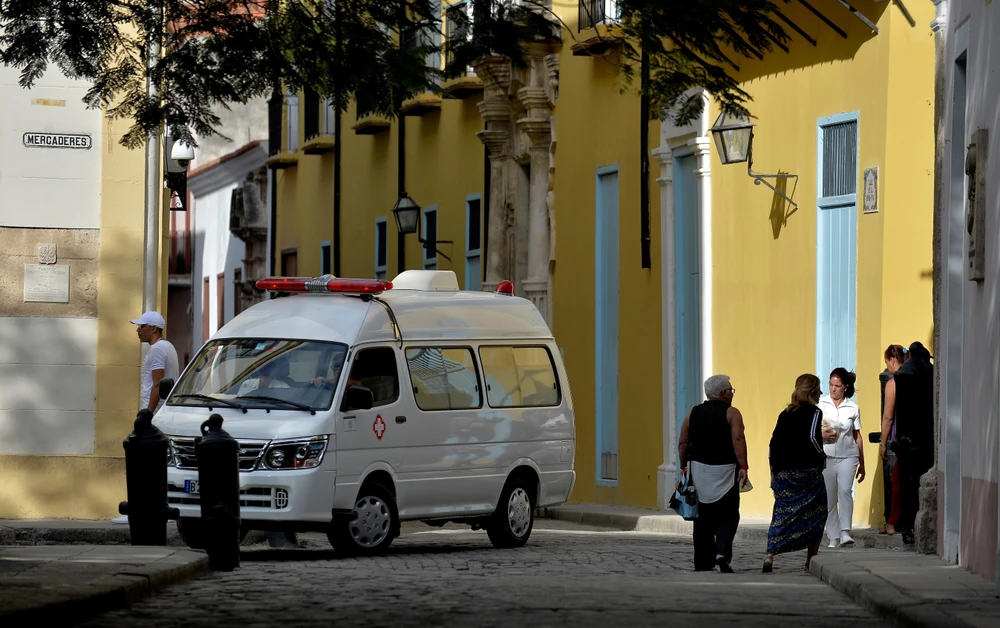 Xe cứu thương vận chuyển bệnh nhân nhiễm COVID-19 tại La Habana, Cuba ngày 12/3/2020. (Ảnh: AFP/TTXVN)