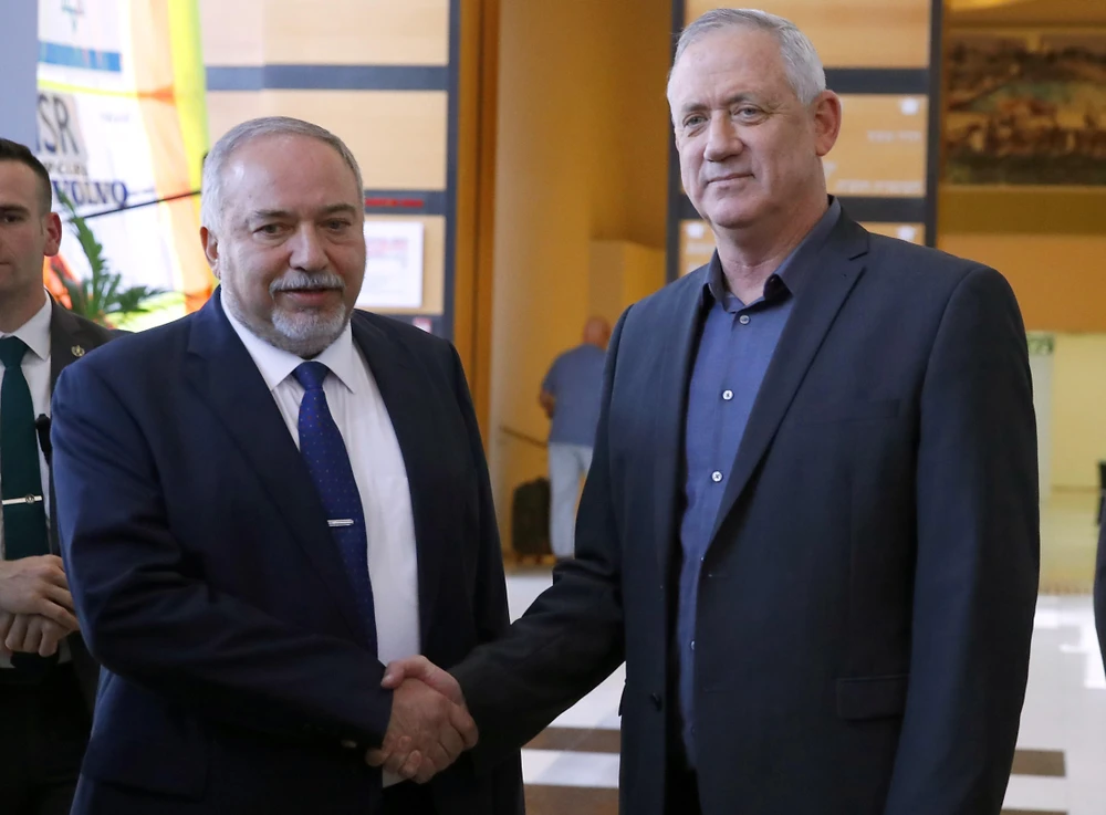 Ông Benny Gantz (phải), lãnh đạo đảng Xanh Trắng Israel trong cuộc gặp lãnh đạo đảng Yisrael Beiteinu, ông Avigdor Liberman ở thành phố Ramat Gan, ngày 9/3/2020. (Ảnh: AFP/TTXVN)