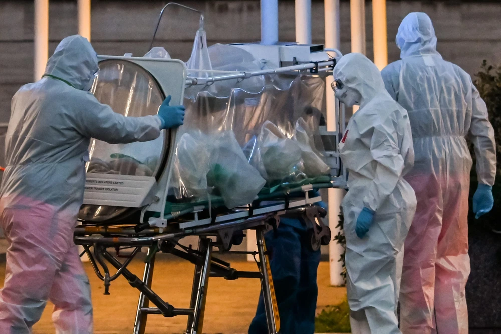 Nhân viên y tế chuyển bệnh nhân nhiễm COVID-19 tới bệnh viện ở Rome, Italy, ngày 16/3/2020. (Ảnh: AFP/TTXVN)