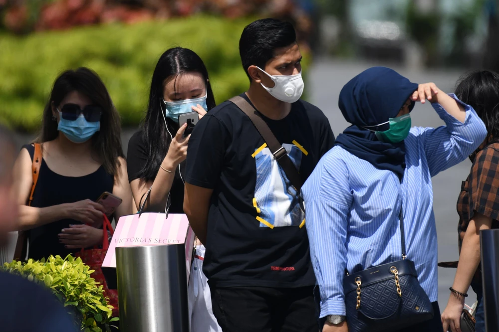 Người dân đeo khẩu trang phòng dịch COVID-2 tại Singapore ngày 4/2/2020. (Ảnh: AFP/TTXVN)