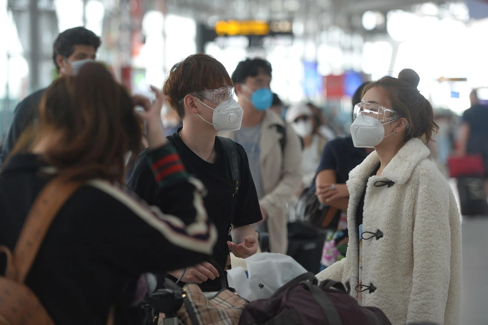 Hành khách đeo khẩu trang để phòng tránh lây nhiễm COVID-19 tại sân bay ở Bangkok, Thái Lan, ngày 16/3/2020. (Ảnh: THX/TTXVN)