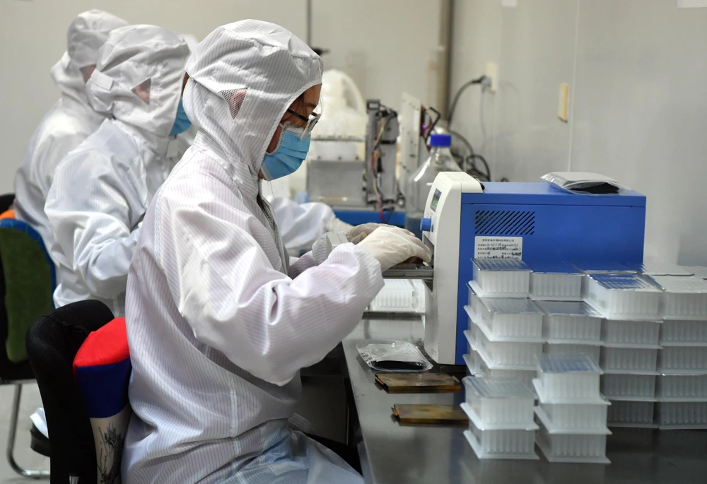Nhân viên kiểm tra bộ kit xét nghiệm virus Corona tại tỉnh Hà Nam, Trung Quốc, ngày 4/3. (Ảnh: THX/TTXVN)