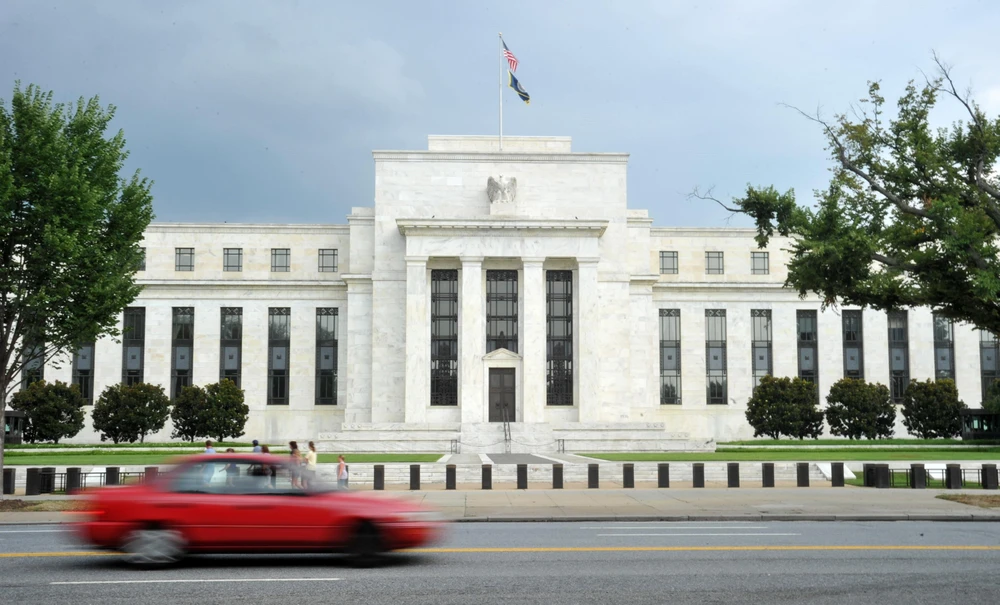Ngày 15/3/2020, Ngân hàng Dự trữ Liên bang Mỹ (Fed) thông báo cắt giảm lãi suất lần thứ 2 trong vòng chưa đầy 2 tuần, nhằm giúp thúc đẩy nền kinh tế Mỹ trong bối cảnh dịch bệnh COVID-19 lây lan trên toàn nước Mỹ. 