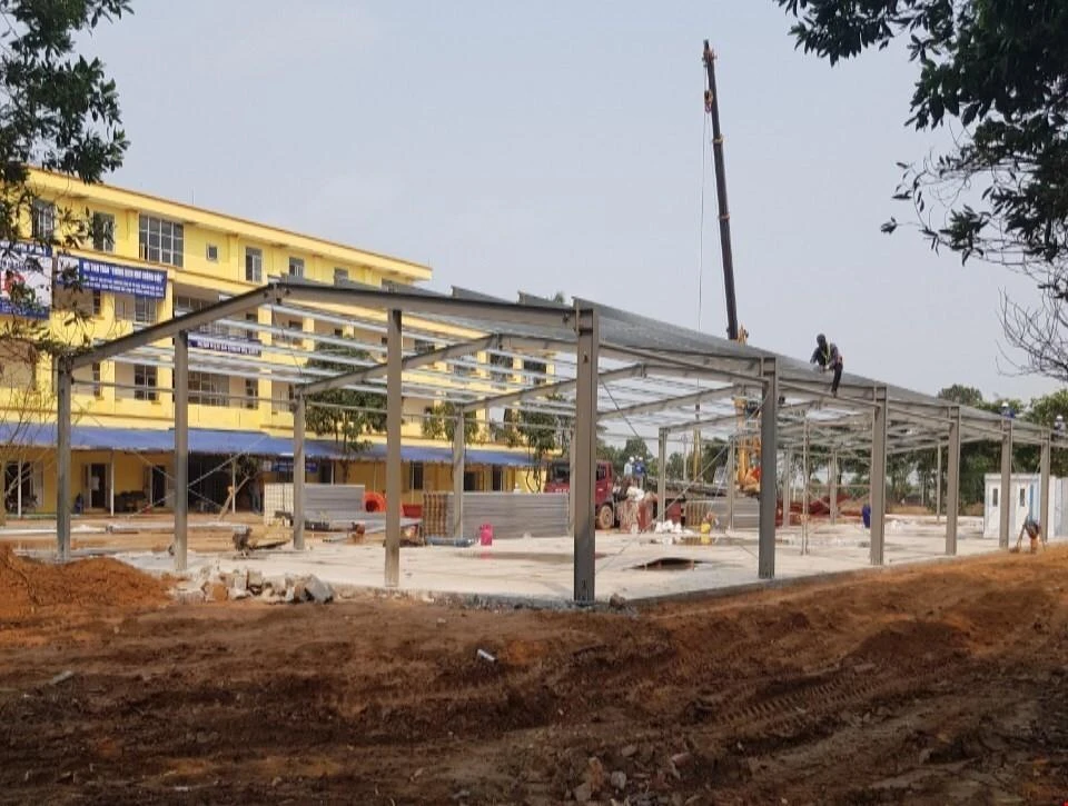 Bệnh viện dã chiến Mê Linh được tiến hành cải tạo, nâng cấp. (Ảnh: Nguyễn Văn Cảnh/TTXVN)