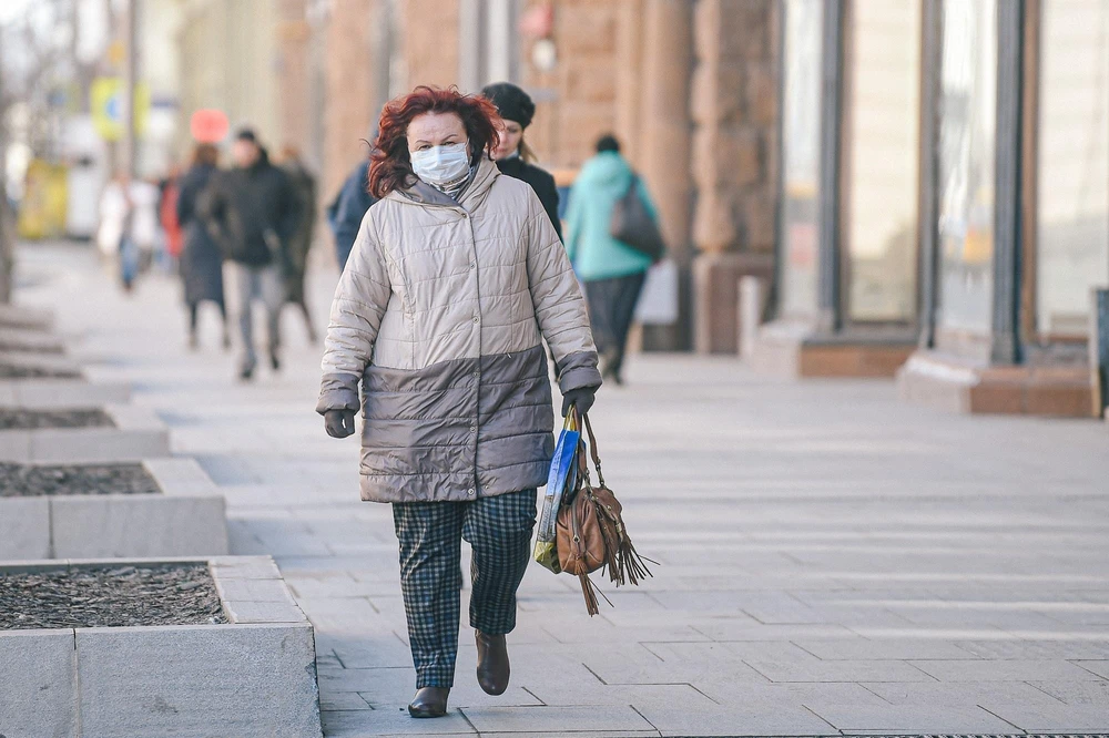 Người dân đeo khẩu trang phòng lây nhiễm COVID-19 tại Moskva, Nga, ngày 24/3. (Ảnh: THX/TTXVN)