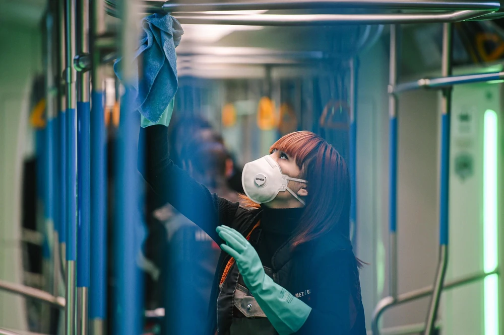 Nhân viên phun thuốc khử trùng trên tàu điện ngầm tại Moskva, Nga ngày 16/3/2020, nhằm ngăn chặn sự lây lan của COVID-19. (Ảnh: THX/TTXVN)