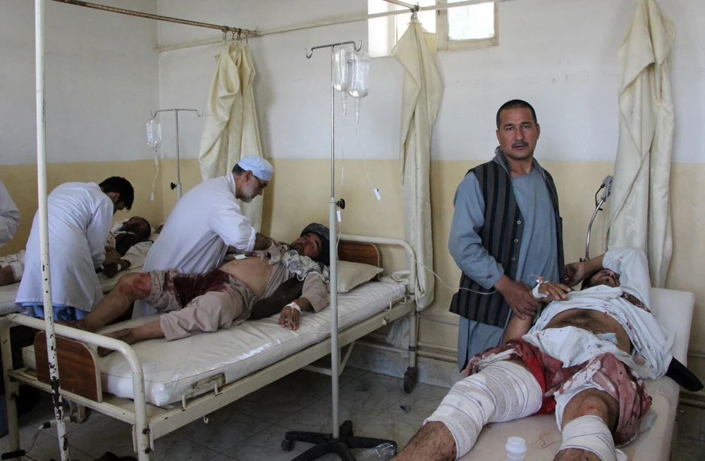 Điều trị cho người bị thương một vụ tấn công bằng bom tại tỉnh Takhar. (Ảnh: AFP/TTXVN)