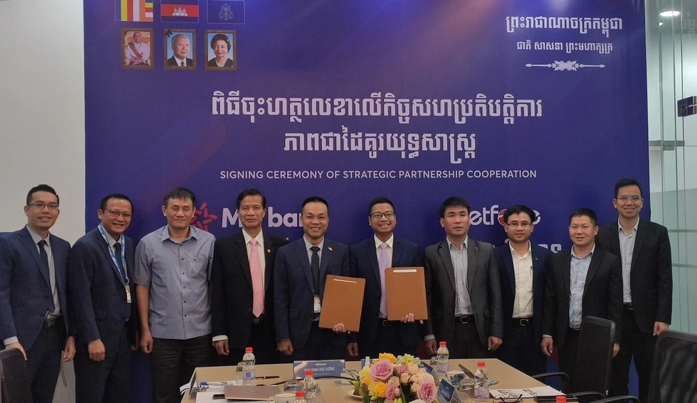 Lãnh đạo Công ty Viettel Cambodia (Metfone) thuộc Tập đoàn Viettel và Chi nhánh của Ngân hàng Quân đội (MB Cambodia) ký Bản ghi nhớ Hợp tác chiến lược. (Ảnh: Nguyễn Vũ Hùng/TTXVN)