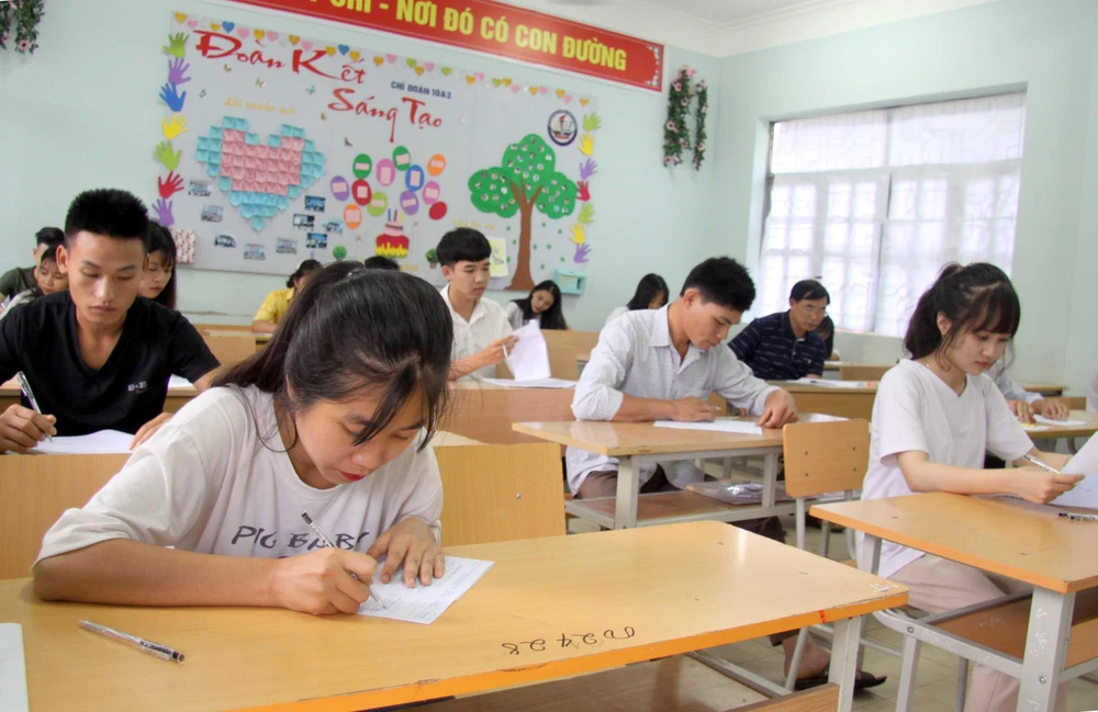 Thí sinh dự thi tại điểm thi Trường Trung học phổ thông Than Uyên, huyện Than Uyên tỉnh Lai Châu trong kỳ thi THPT quốc gia 2019. Ảnh minh họa: (Quý Trung/TTXVN)