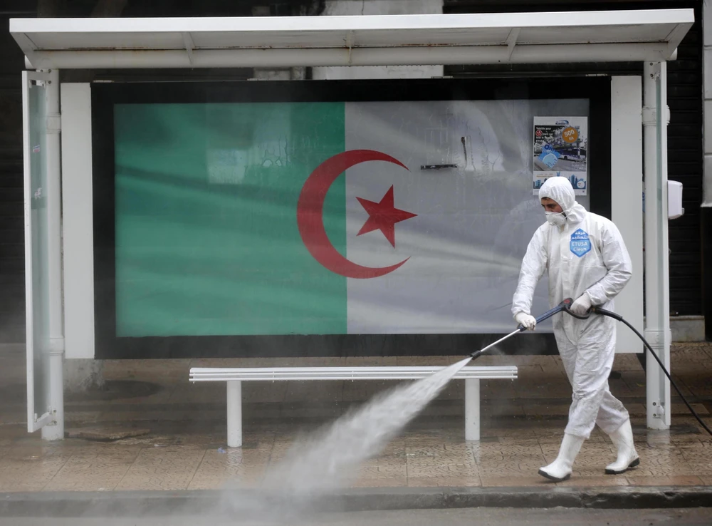 Phun khử trùng một tuyến phố ở Algiers, Algeria nhằm ngăn chặn sự lây lan của dịch COVID-19 ngày 20/3/2020. (Ảnh: THX/TTXVN)