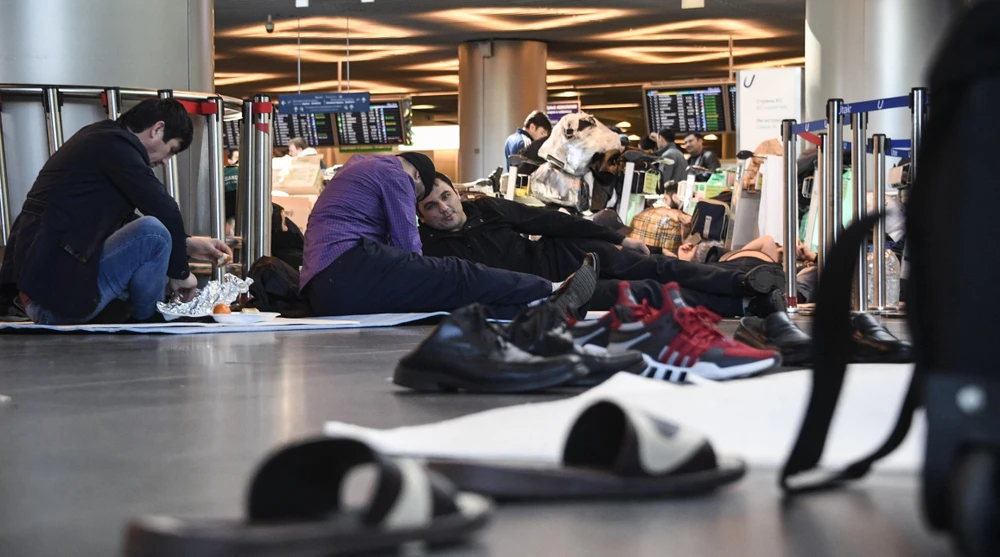 Hành khách mắc kẹt tại sân bay Vnukovo ở Moskva ngày 24/3/2020 sau khi Nga dừng các chuyến bay do lo ngại dịch COVID-19. (Ảnh: AFP/TTXVN)