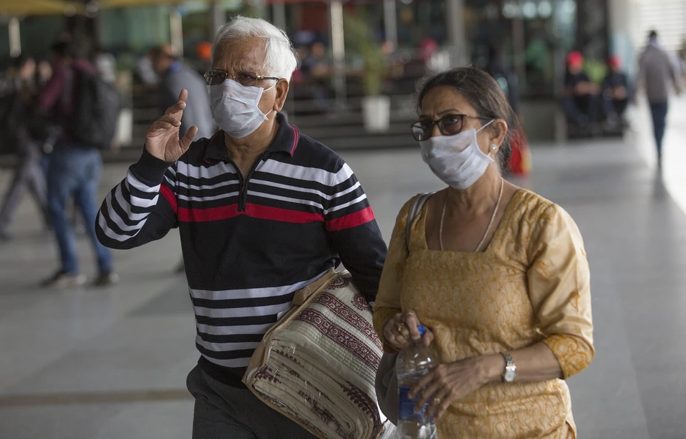 Người dân đeo khẩu trang nhằm ngăn chặn sự lây lan của dịch COVID-19 tại New Delhi, Ấn Độ ngày 12/3/2020. (Ảnh: THX/TTXVN)