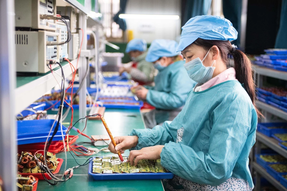 Công nhân kiểm tra linh kiện điện tử tại một nhà máy ở huyện Đào Viên, tỉnh Hồ Nam, Trung Quốc ngày 20/2/2020. (Ảnh: THX/TTXVN)