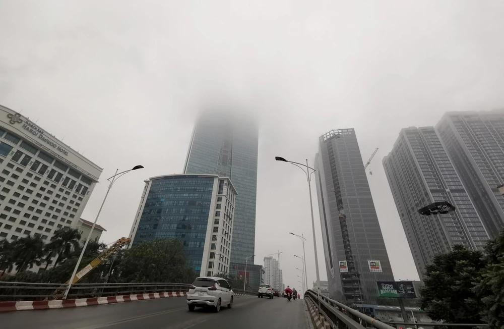 Các tòa nhà cao tầng tại Hà Nội mờ ảo trong sương mù. (Ảnh: Thành Đạt/TTXVN)