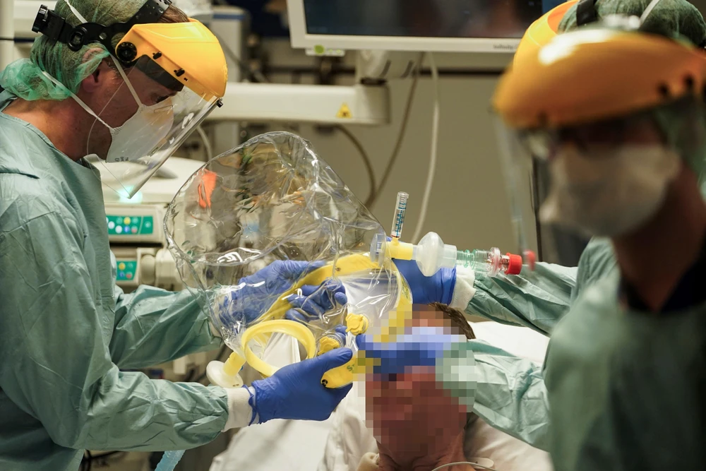 Nhân viên y tế điều trị cho bệnh nhân nhiễm COVID-19 tại bệnh viện ở Brussels, Bỉ, ngày 27/3/2020. (Ảnh: AFP/TTXVN)