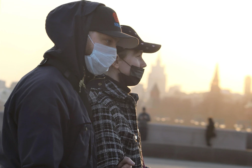 Thanh niên Moskva dần quen với việc đeo khẩu trang khi ra đường. (Ảnh: Trần Hiếu/TTXVN)