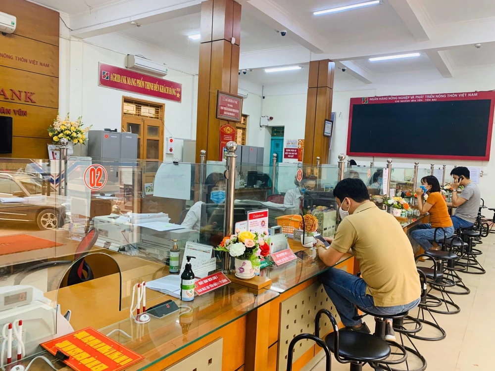 Ngân hàng Agribank huyện Văn Yên (Yên Bái) đã nhanh chóng triển khai nhiều chương trình, giải pháp hỗ trợ tài chính cho các doanh nghiệp bị ảnh hưởng bởi dịch bệnh COVID-19. (Ảnh: Hải Quân/TTXVN)