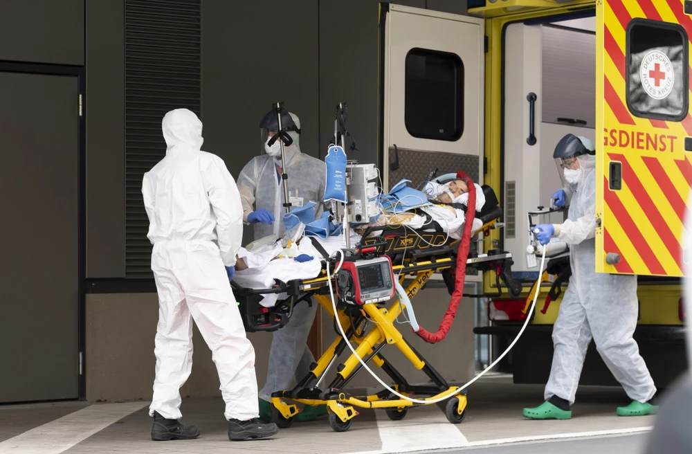 Nhân viên y tế chuyển bệnh nhân mắc COVID-19 tới một bệnh viện ở Dresden, Đức ngày 26/3/2020. (Ảnh: AFP/TTXVN)