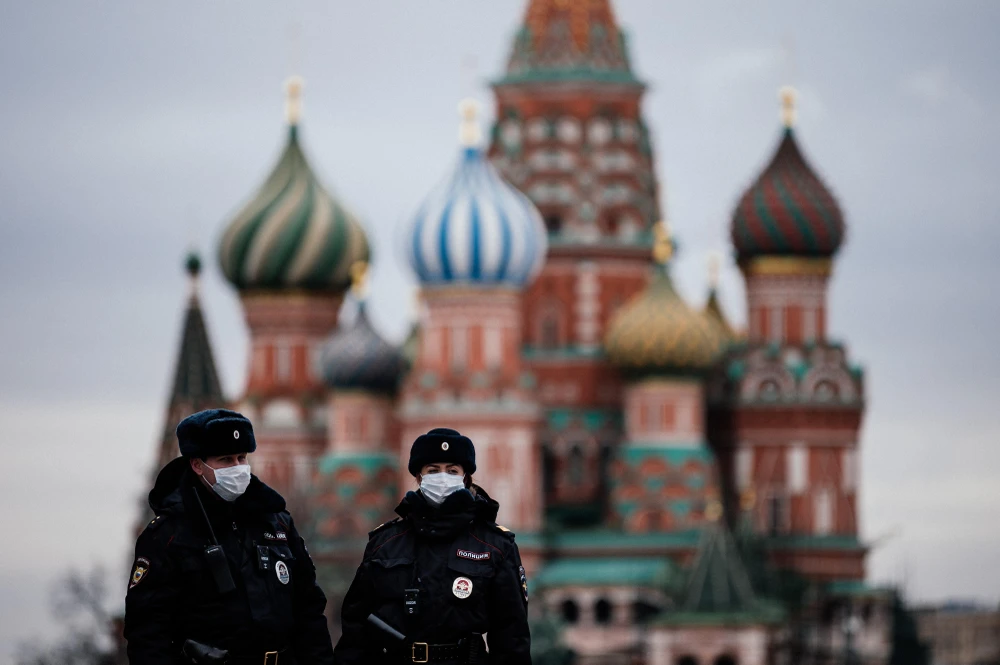 Cảnh sát tuần tra trên Quảng trường Đỏ ở thủ đô Moskva, Nga, ngày 30/3/2020. (Ảnh: AFP/TTXVN)