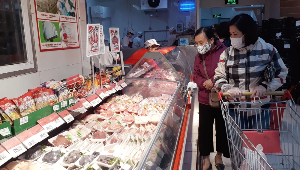 Người tiêu dùng mua thịt lợn tại siêu thị BigC. (Ảnh: Phương Anh/TTXVN)