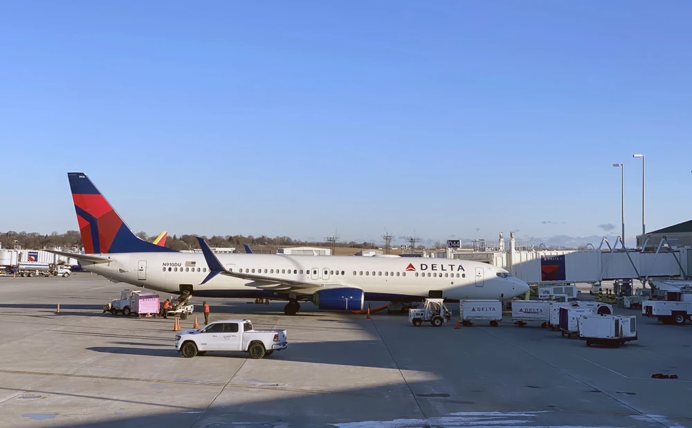 Máy bay của Hãng hàng không Delta Air Lines tại sân bay Milwaukee, Wisconsin, Mỹ. (Ảnh: AFP/TTXVN)