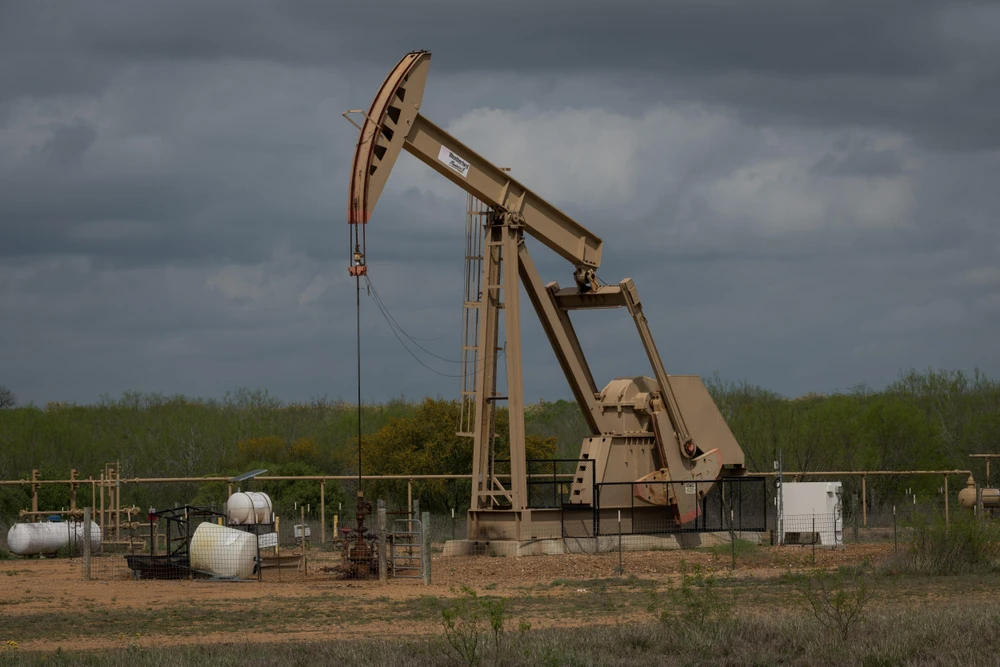 Một cơ sở khai thác dầu ở Cotulla, Texas, Mỹ. (Ảnh: AFP/TTXVN)