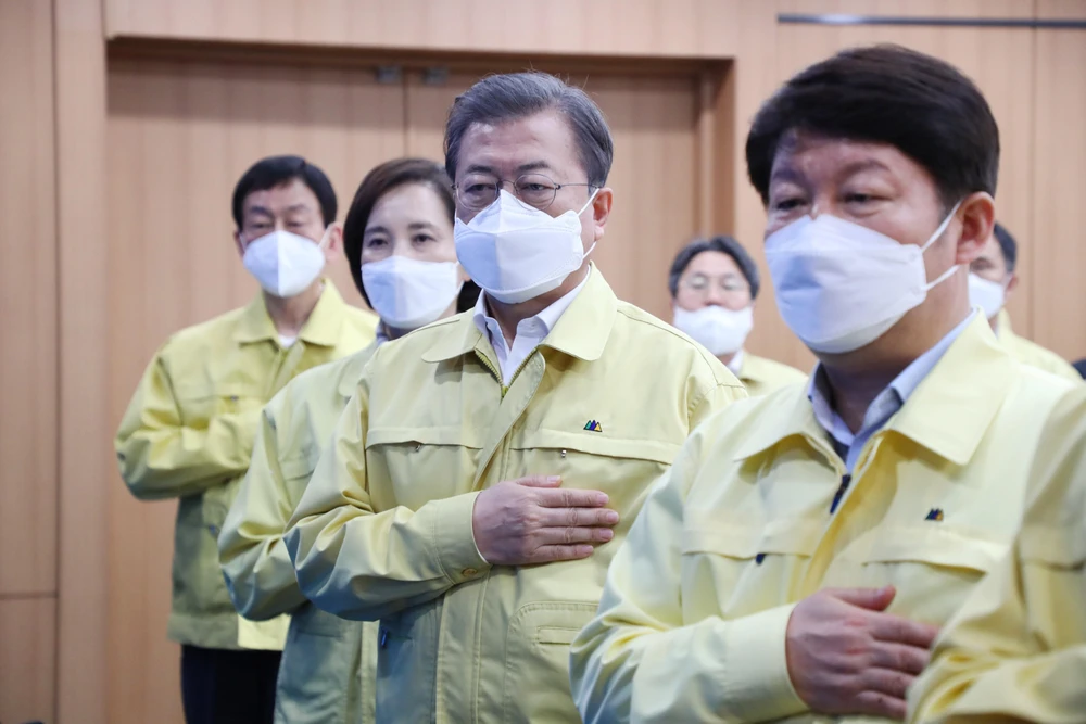 Tổng thống Hàn Quốc Moon Jae-in (giữa) tham dự cuộc họp đặc biệt về phòng chống dịch COVID-19 tại Daegu, Hàn Quốc, ngày 25/2. (Ảnh: THX/TTXVN)