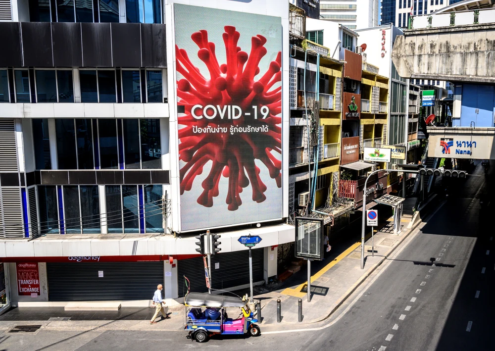 Dường phố ở Bangkok, Thái Lan vắng vẻ do dịch COVID-19. (Ảnh: AFP/TTXVN)