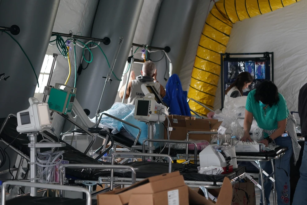 Chuẩn bị các thiết bị y tế tại một bệnh viện dã chiến điều trị cho bệnh nhân mắc COVID-19 ở New York, Mỹ ngày 30/3/2020. (Ảnh: AFP/TTXVN)