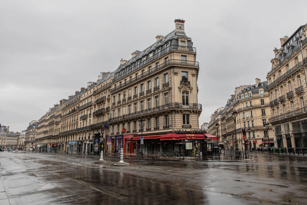 Cảnh vắng vẻ trên đường phố tại Paris, Pháp ngày 6/4/2020 trong bối cảnh dịch COVID-19 lan rộng. (Ảnh: THX/TTXVN)
