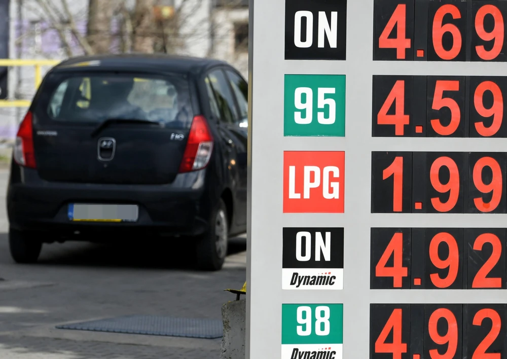 Bảng giá xăng dầu tại trạm xăng ở Rzeszow, đông nam Ba Lan ngày 23/3/2020. (Ảnh: AFP/TTXVN)