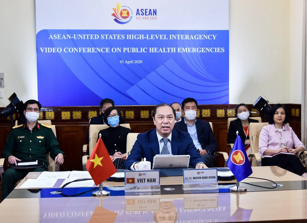 Thứ trưởng Bộ Ngoại giao Nguyễn Quốc Dũng, Trưởng SOM ASEAN-Việt Nam, Chủ tịch Nhóm công tác của Hội đồng Điều phối ASEAN phát biểu tại Hội nghị trực tuyến các quan chức cao cấp liên ngành ASEAN-Mỹ về các tình huống y tế công cộng khẩn cấp ngày 1/4. (Ảnh: