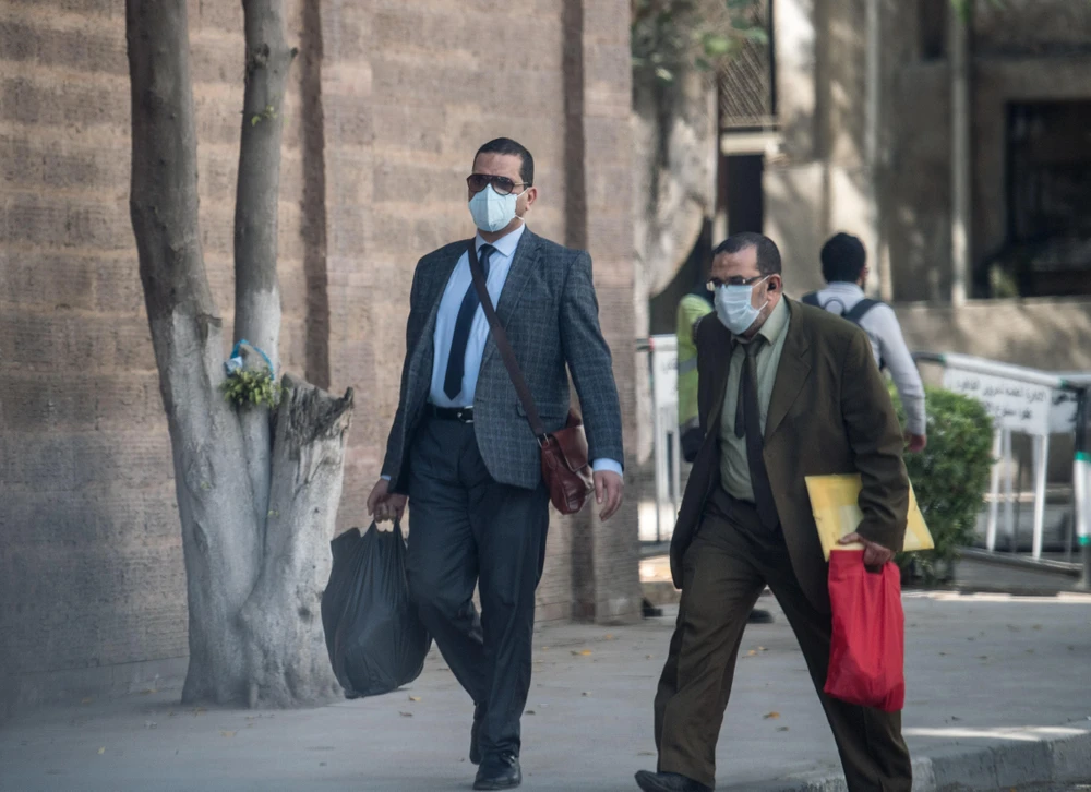 Người dân đeo khẩu trang phòng lây nhiễm COVID-19 tại Cairo, Ai Cập ngày 7/4/2020. (Ảnh: THX/TTXVN)