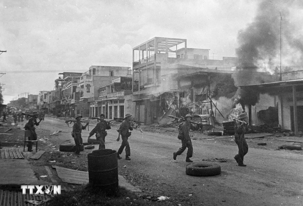 Ngày 9/4/1975, quân ta tiến công thị trấn Xuân Lộc, căn cứ phòng thủ trọng yếu của địch bảo vệ Sài Gòn từ phía Đông Bắc. Ngày 21/4, quân địch ở Xuân Lộc tháo chạy, cửa ngõ vào Sài Gòn từ hướng Đông Bắc đã được mở.
