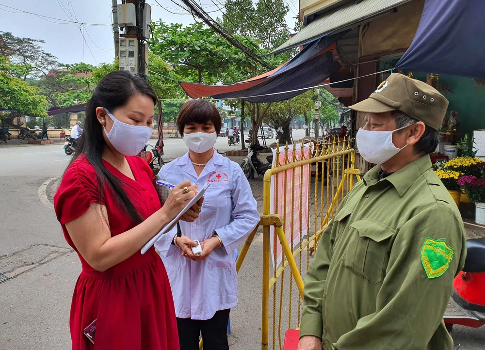 Tại Nam Định, người dân khi vào chợ dân sinh bắt buộc phải khai báo thông tin tên tuổi, địa chỉ. (Ảnh: Công Luật/TTXVN)