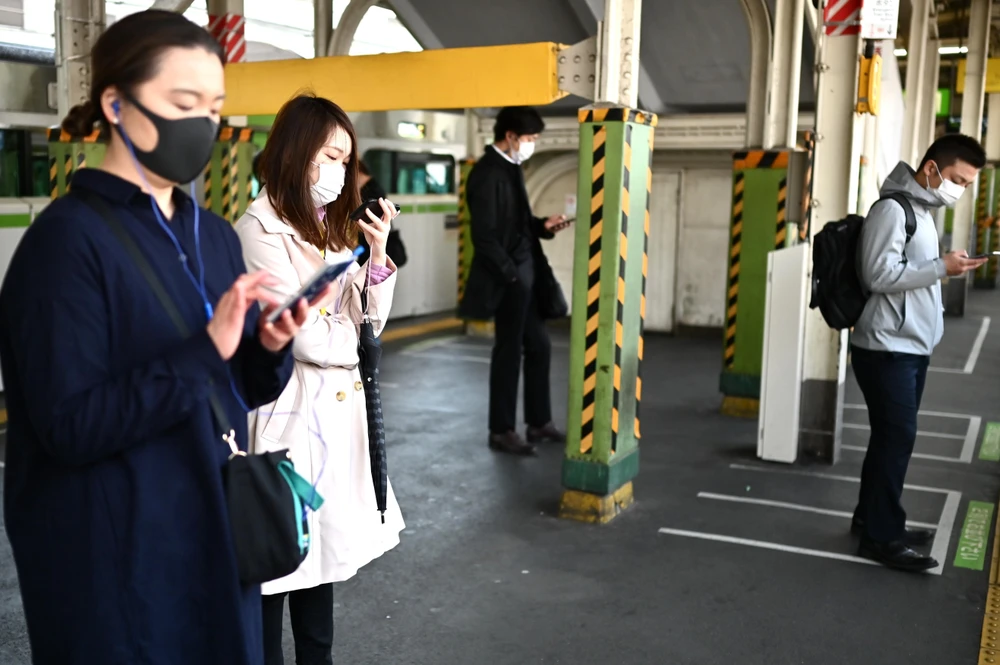 Người dân đeo khẩu trang phòng lây nhiễm COVID-19 tại Tokyo, Nhật Bản, ngày 8/4/2020. (Ảnh: AFP/TTXVN)