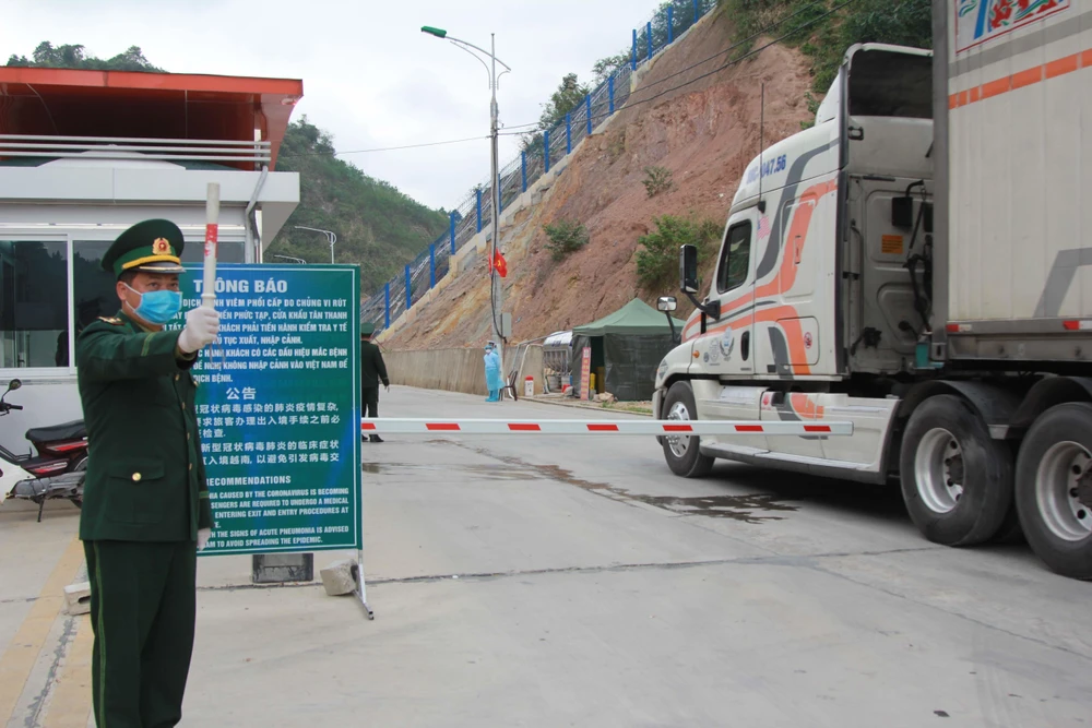 Cán bộ biên phòng Tân Thanh, Lạng Sơn điều tiết xe nông sản xuất khẩu. (Ảnh: Quang Duy/TTXVN)