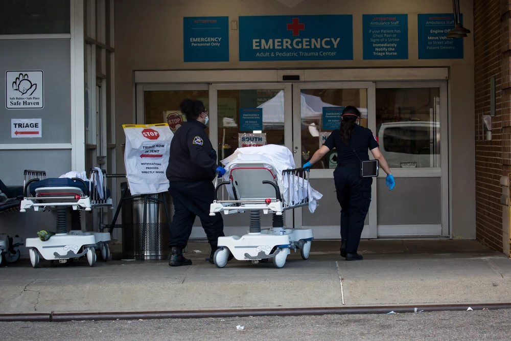 Nhân viên y tế chuyển bệnh nhân tới phòng cấp cứu tại trung tâm y tế Maimonides ở Brooklyn, New York, Mỹ ngày 8/4/2020. (Ảnh: THX/TTXVN)