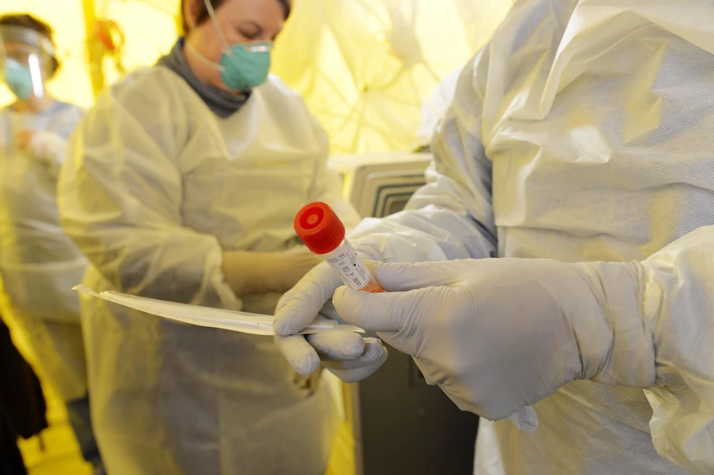 Thiết bị xét nghiệm phát hiện virus SARS-CoV-2 gây dịch viêm đường hô hấp cấp COVID-19 được sử dụng tại bệnh viện Newton-Wellesley ở Newton, bang Massachusetts, Mỹ ngày 18/3/2020. (Ảnh: AFP/TTXVN)