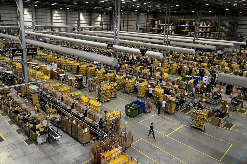 Nhân viên đóng gói hàng hóa cho khách hàng tại một trung tâm dịch vụ của Amazon. (Ảnh: AFP/TTXVN)