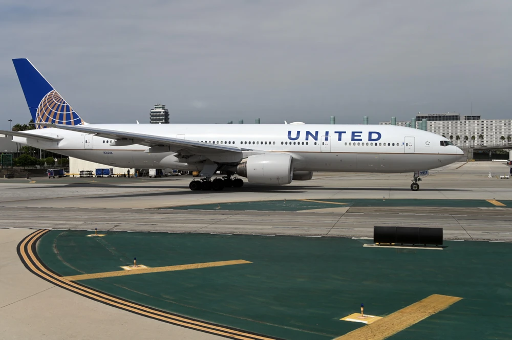 Máy bay của hãng hàng không United Airlines tại sân bay quốc tế Los Angeles, Mỹ. (Ảnh: AFP/TTXVN)