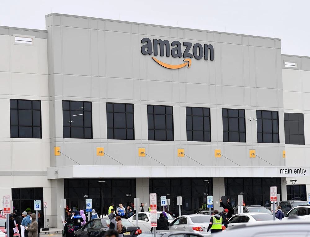 Một chi nhánh của Amazon tại New York, Mỹ ngày 30/3/2020. (Ảnh: AFP/TTXVN)