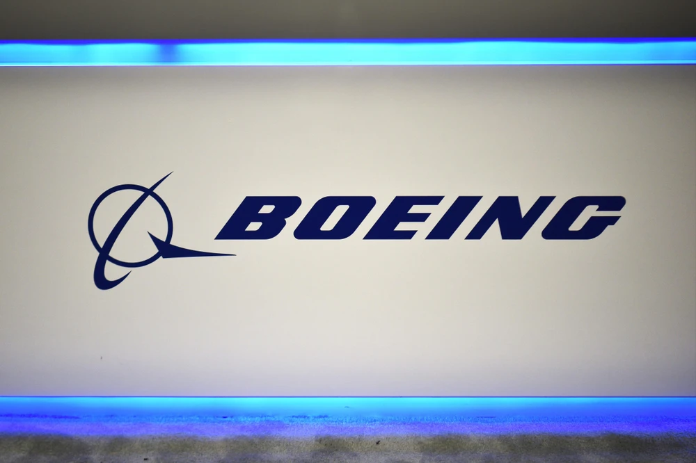 Biểu tượng của Tập đoàn sản xuất máy bay Boeing. (Ảnh: AFP/TTXVN)