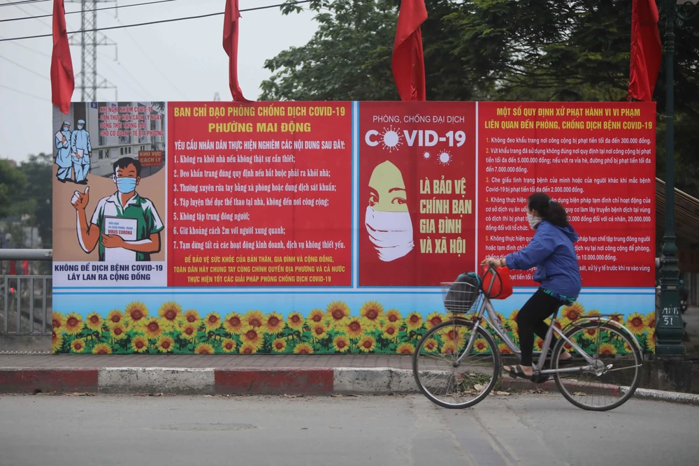 Pano tuyên truyền cho người dân nâng cao nhận thức trong công tác phòng chống dịch COVID-19 tại Bình Thuận. (Ảnh: Thanh Tùng/TTXVN)