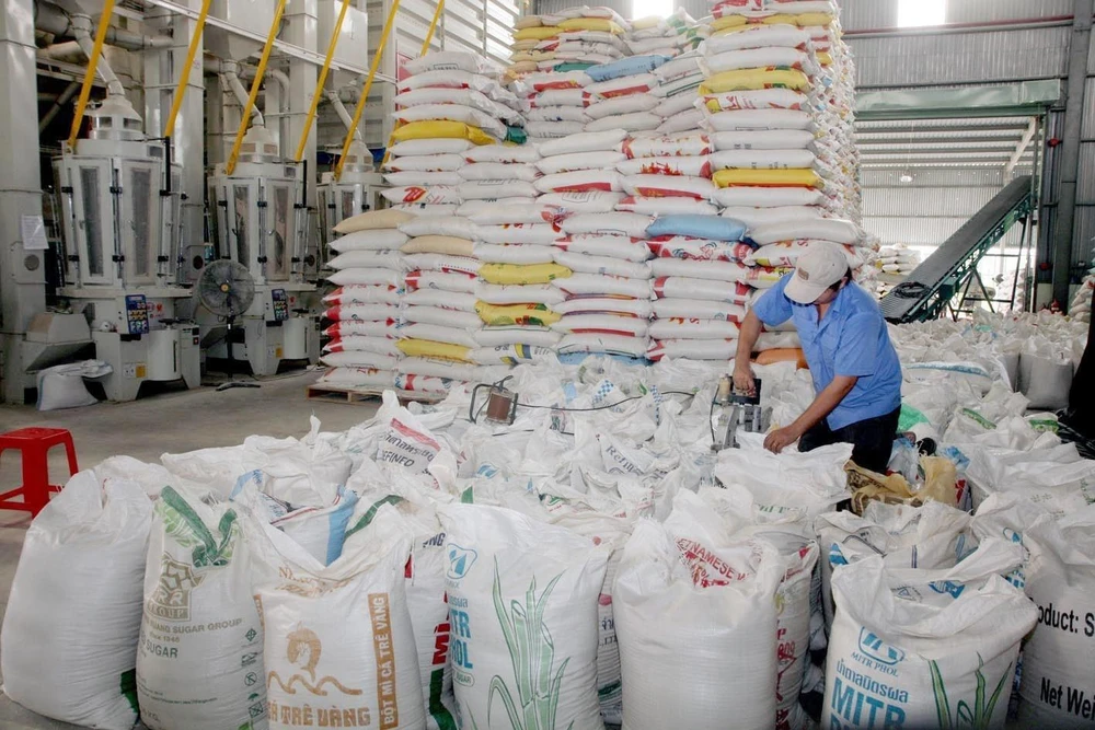 Chế biến gạo xuất khẩu tại Xí nghiệp Chế biến lương thực cao cấp Tân Túc của Công ty TNHH một thành viên Lương thực Hồ Chí Minh (Tổng công ty Lương thực miền Nam). (Ảnh: Đình Huệ/TTXVN)