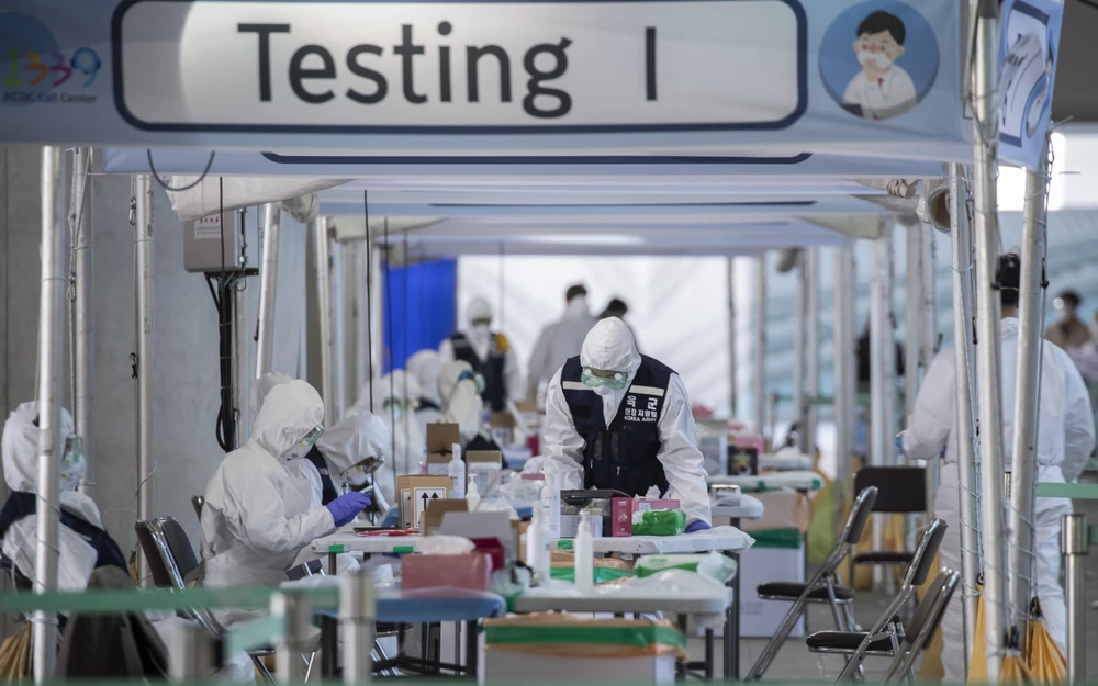 Một trạm kiểm dịch y tế nhập cảnh ở sân bay quốc tế Incheon, Hàn Quốc, ngày 27/3/2020. (Ảnh: THX/TTXVN)