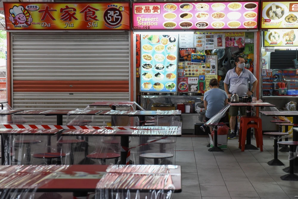 Một cửa hàng chỉ bán đồ ăn mang về nhằm tránh tụ tập đông người tại Singapore trong bối cảnh dịch COVID-19 bùng phát, ngày 21/4/2020. (Ảnh: AFP/TTXVN)