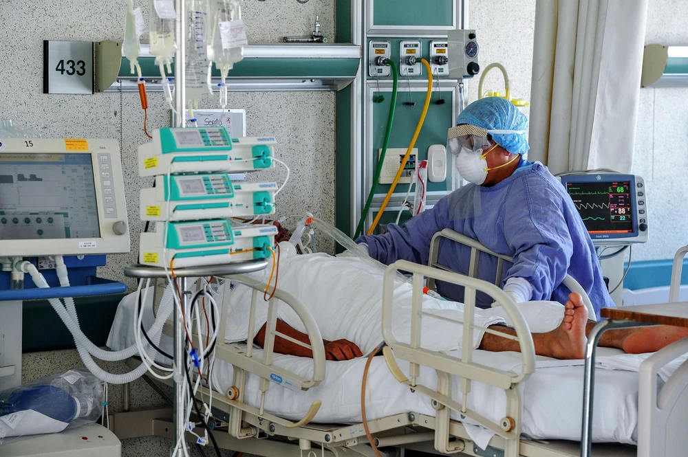 Nhân viên y tế điều trị cho người nhiễm COVID-19 tại trung tâm y tế Adolfo Lopez Mateos ở Toluca, Mexico ngày 9/4/2020. (Ảnh: AFP/TTXVN)